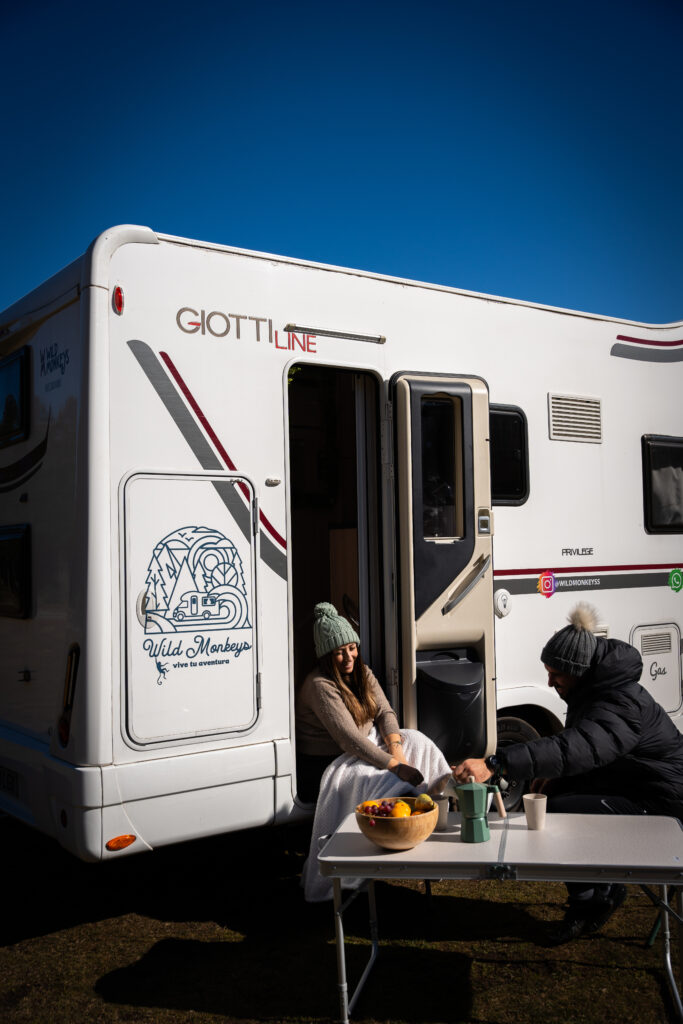 Estefanía y David junto a la autocaravana